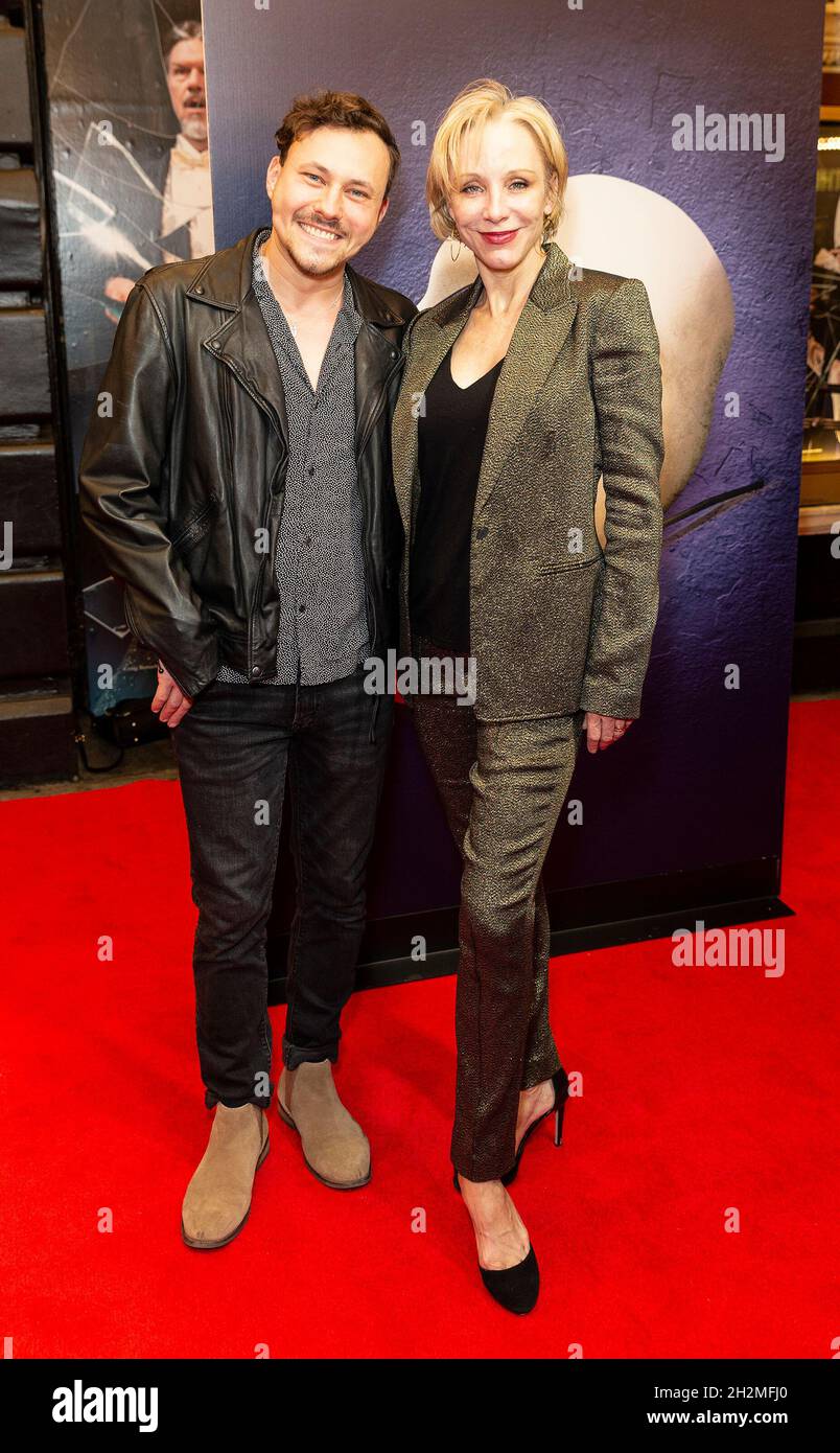 New York, USA. Oktober 2021. Charlotte d'Ambroise (R) nimmt an der ersten Aufführung des Phantoms der Oper nach einer Pandemie im Majestic Theatre Teil. Um zu sehen, dass Musikleute geimpft werden müssen, wurde der Status am Eingang überprüft und zu jeder Zeit eine Maske getragen. Vor Beginn der Aufführung gab es Reden des Komponisten Sir Andrew Lloyd Webber, des Produzenten Cameron Mackintosh und des US-Senators Charles Schumer (Foto: Lev Radin/Pacific Press) Quelle: Pacific Press Media Production Corp./Alamy Live News Stockfoto