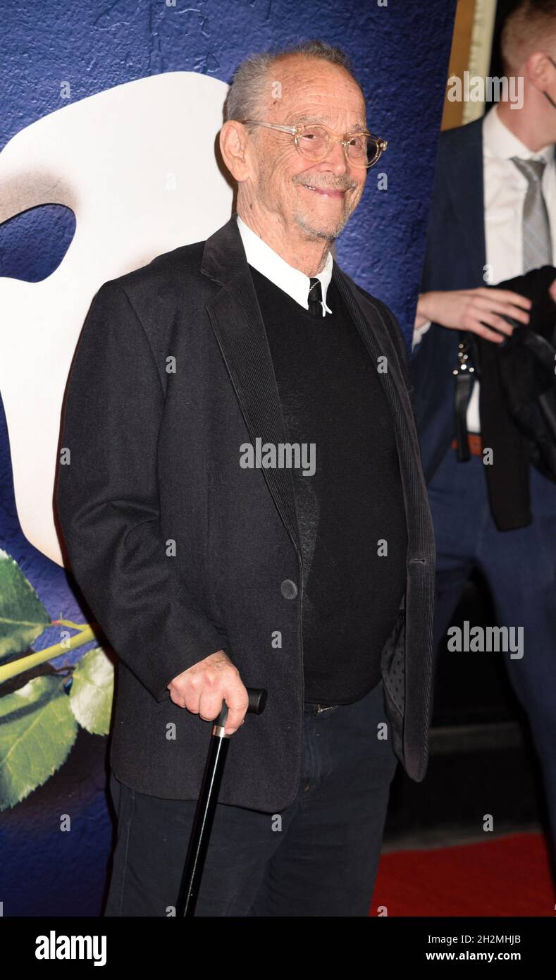New York, USA. Oktober 2021. Joel Gray bei der Wiedereröffnung des Phantoms der Oper am 22. Oktober 2021 im Majestic Theater in New York City, NY, USA. Foto von MM/ABACAPRESS.COM Quelle: Abaca Press/Alamy Live News Stockfoto