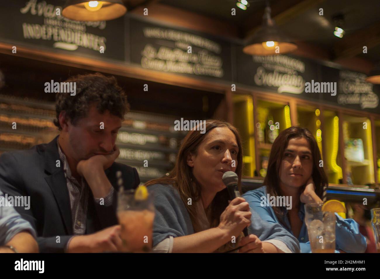 Buenos Aires, Argentinien. Oktober 2021. María Eugenia Vidal, erste Kandidatin für die nationale Stellvertreterin von Juntos por el Cambio, beantwortet Fragen der Teilnehmer des politischen Treffens. (Foto: Esteban Osorio/Pacific Press) Quelle: Pacific Press Media Production Corp./Alamy Live News Stockfoto