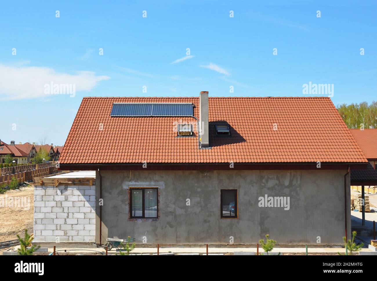 Schönes Neues Gebäude Haus Energieeffizienz Lösungskonzept Im Freien. Sonnenenergie, Solarwarmwasserbereiter, Regenrinne, Dachfenster, installiert auf Cerami Stockfoto