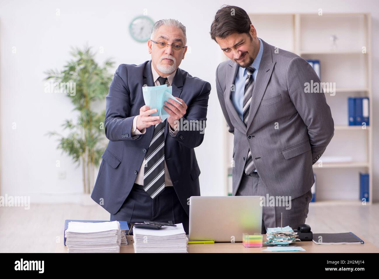 Zwei männliche Buchhalter im Budgetplanungskonzept am Arbeitsplatz Stockfoto