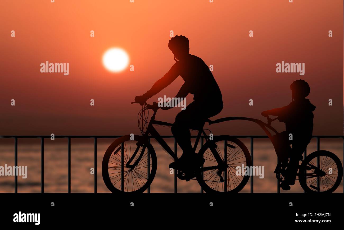 Vater und Sohn radeln gemeinsam bei Sonnenuntergang. Familie Silhouette Radfahren vor schönen Sonnenuntergang Meer Hintergrund. Glückliche Familie und gesundes Leben Stockfoto