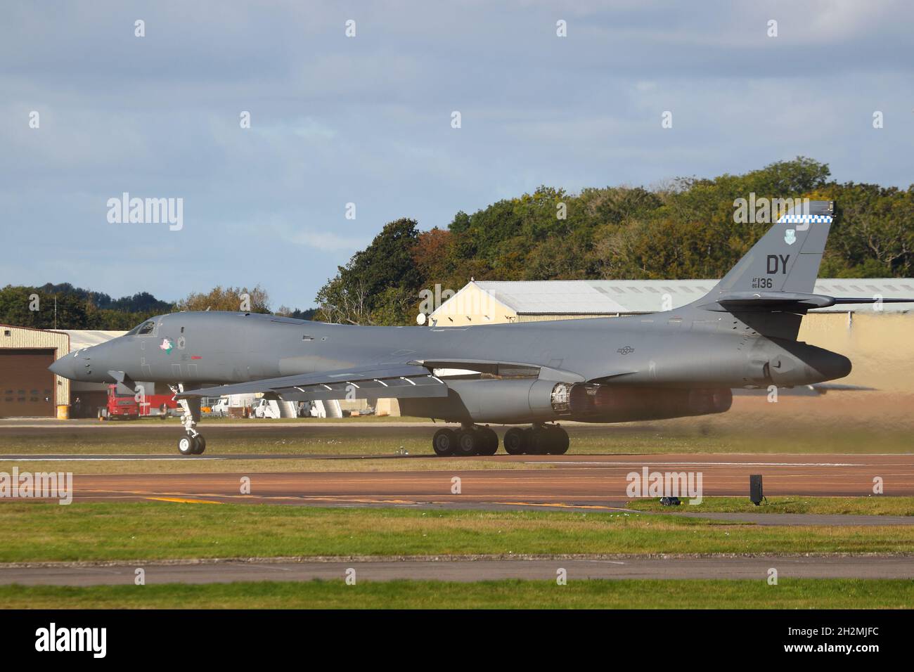 Ein USAF Rockwell B1-B Lancer mit variablem Flügel und strategischem Bomber, der bei RAF Fairford, Großbritannien, abheben wird Stockfoto