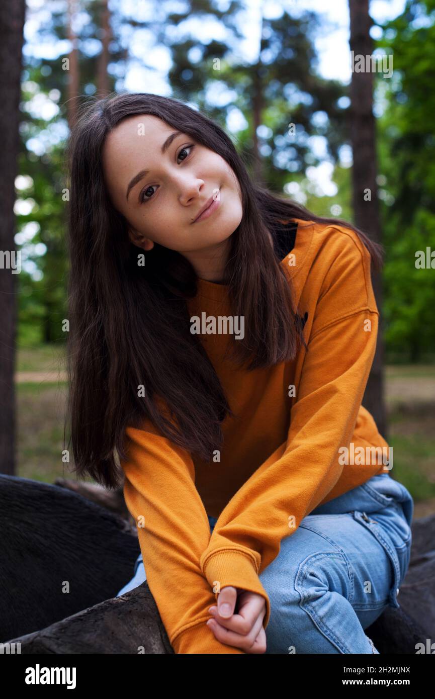 Porträt eines jungen Mädchens im botanischen Garten mit lässigen Outfits Stockfoto