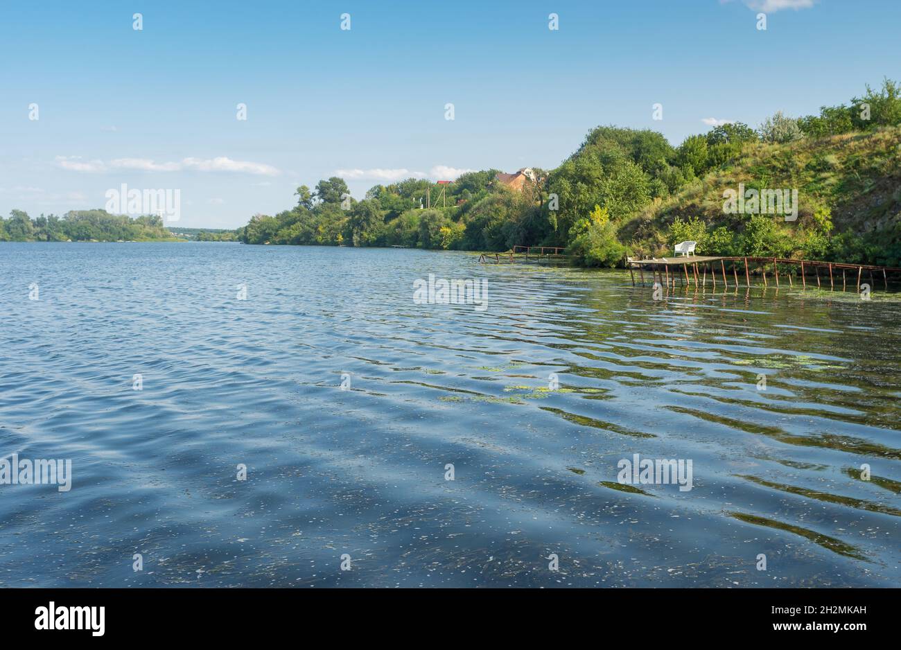 Spätsommerlandschaft mit Dnipro-Flussufer in der Nähe der Stadt Dnepropetrovsk, Ukraine Stockfoto