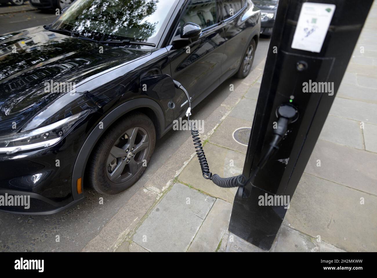 London, England, Großbritannien. Elektroauto aufladen auf der Straße Stockfoto