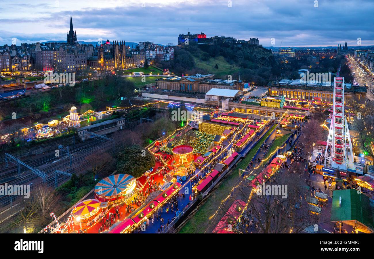Blick auf den traditionellen Weihnachtsmarkt am Abend in den Princes Street Gardens, Edinburgh, Schottland, Großbritannien Stockfoto