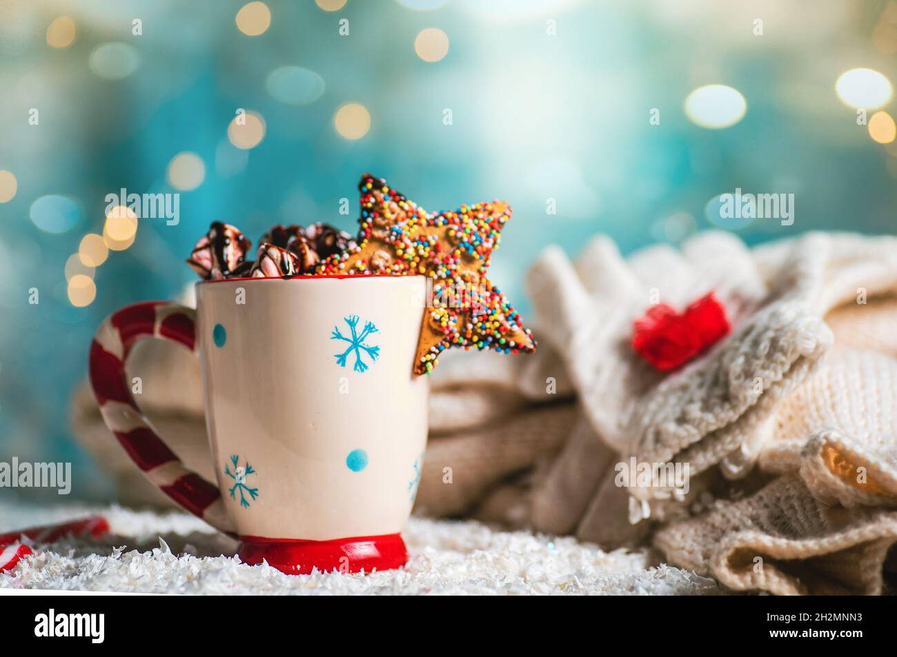 Gemütlicher Winter Dessertdrink mit Marshmallow auf weihnachtlich geschmücktem Tisch Mit festlichem Hintergrund Stockfoto