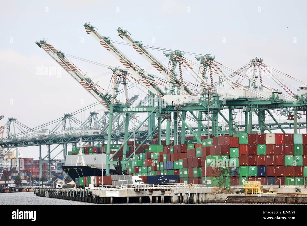 Los Angeles, USA. Oktober 2021. Am 22. Oktober 2021 werden im Hafen von Los Angeles, Kalifornien, die Vereinigten Staaten, Container aufgestapelt. Die Weihnachtseinkaufssaison rückt näher und die Regierung Biden steht zunehmend unter Druck, das Lieferproblem zu lösen. Der Hafen von Los Angeles wurde gebeten, 24 Stunden am Tag und 7 Tage die Woche zu arbeiten. Der Hafen von Long Beach begann vor einigen Wochen mit Nacht- und Wochenendverschiebungen, um in den Vollbetrieb überzuwechseln. Quelle: Xinhua/Alamy Live News Stockfoto