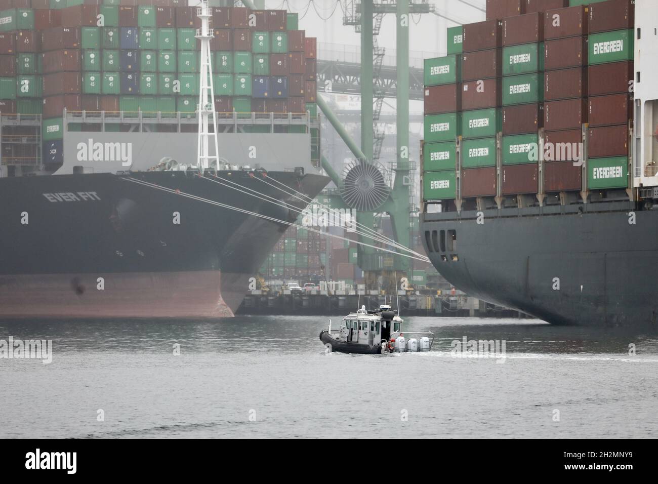 Los Angeles, USA. Oktober 2021. Am 22. Oktober 2021 werden Containerschiffe im Hafen von Los Angeles, Kalifornien, USA, gesehen. Die Weihnachtseinkaufssaison rückt näher und die Regierung Biden steht zunehmend unter Druck, das Lieferproblem zu lösen. Der Hafen von Los Angeles wurde gebeten, 24 Stunden am Tag und 7 Tage die Woche zu arbeiten. Der Hafen von Long Beach begann vor einigen Wochen mit Nacht- und Wochenendverschiebungen, um in den Vollbetrieb überzuwechseln. Quelle: Xinhua/Alamy Live News Stockfoto