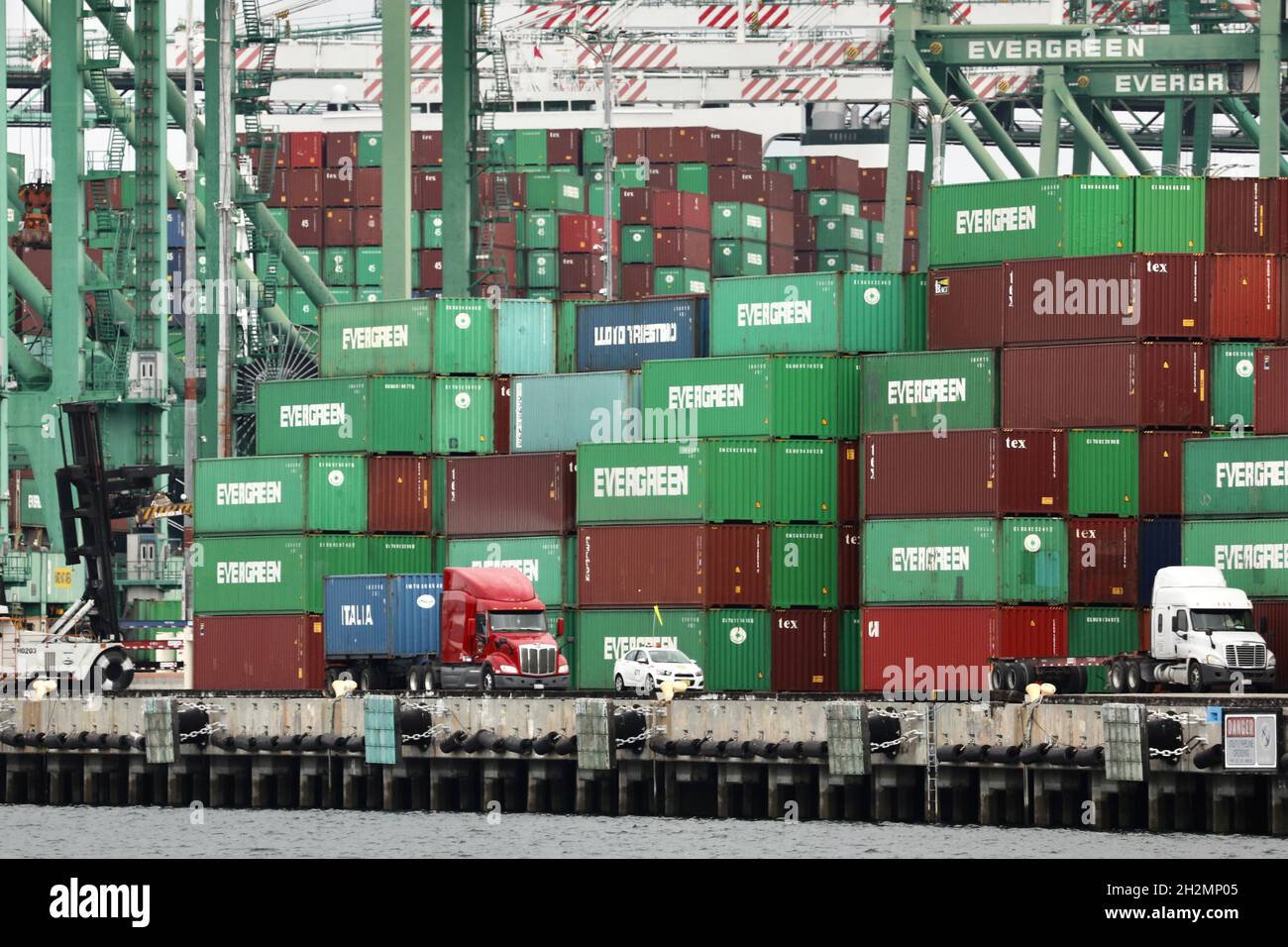 Los Angeles, USA. Oktober 2021. Am 22. Oktober 2021 werden im Hafen von Los Angeles, Kalifornien, die Vereinigten Staaten, Container aufgestapelt. Die Weihnachtseinkaufssaison rückt näher und die Regierung Biden steht zunehmend unter Druck, das Lieferproblem zu lösen. Der Hafen von Los Angeles wurde gebeten, 24 Stunden am Tag und 7 Tage die Woche zu arbeiten. Der Hafen von Long Beach begann vor einigen Wochen mit Nacht- und Wochenendverschiebungen, um in den Vollbetrieb überzuwechseln. Quelle: Xinhua/Alamy Live News Stockfoto