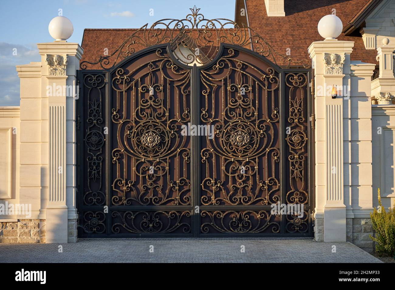 Luxuriöse schmiedeeisernen Tore mit dekorativen Elementen. Stockfoto