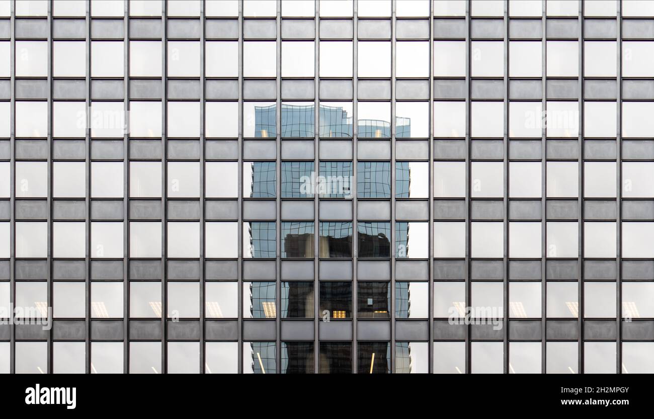 Hohe Glasfassade. Moderne Büro Wolkenkratzer außen Vorhang Wand Hintergrund. Architektur des Geschäftsviertels der Stadt Stockfoto