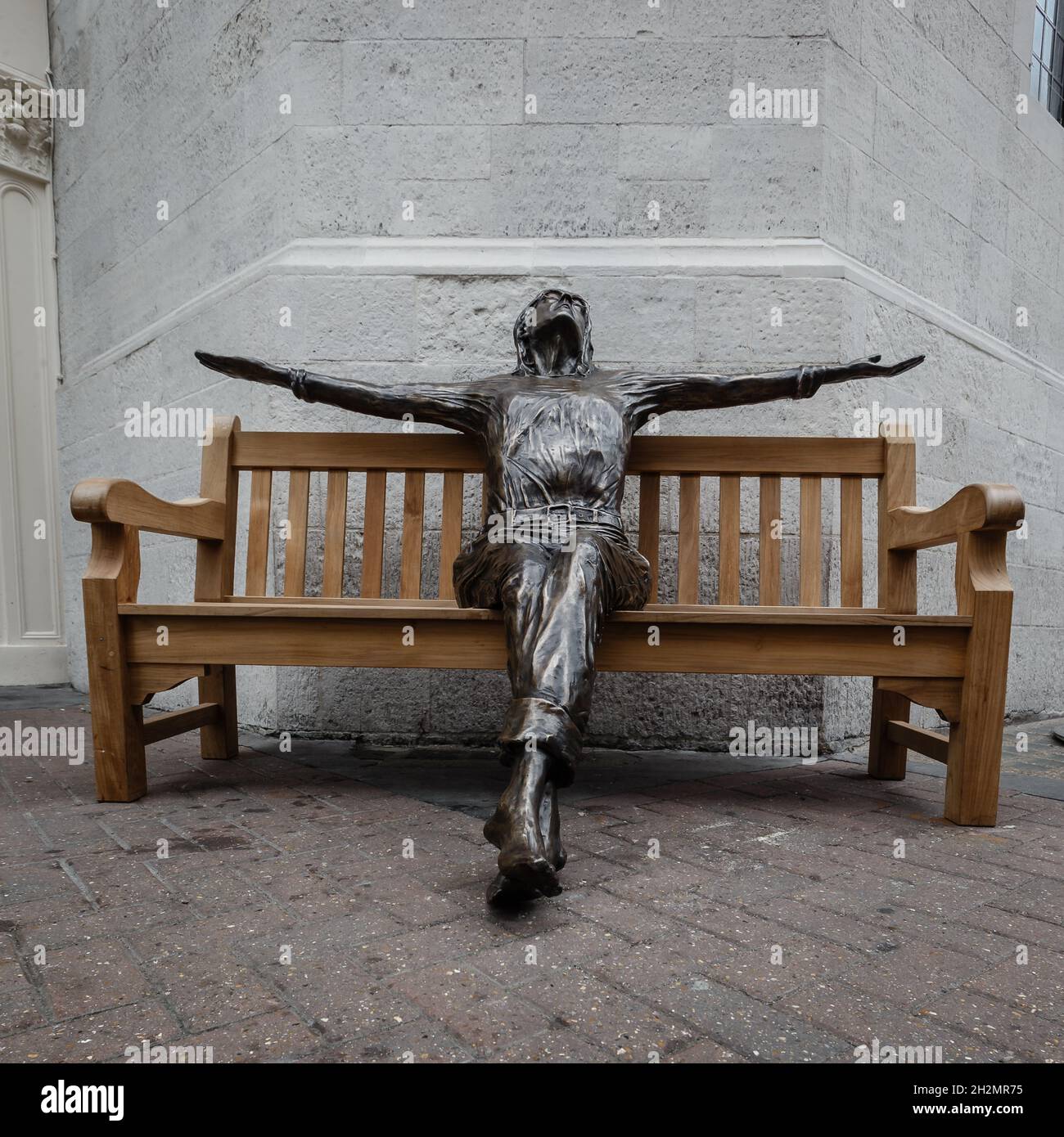 Eine Skulptur von John Lennon, ‘„Imagine“, die 2009 von dem berühmten Bildhauer, Dichter, Dramatiker, Texter, Schriftsteller und Schauspieler geschaffen wurde, Lawrence Holofcener Stockfoto