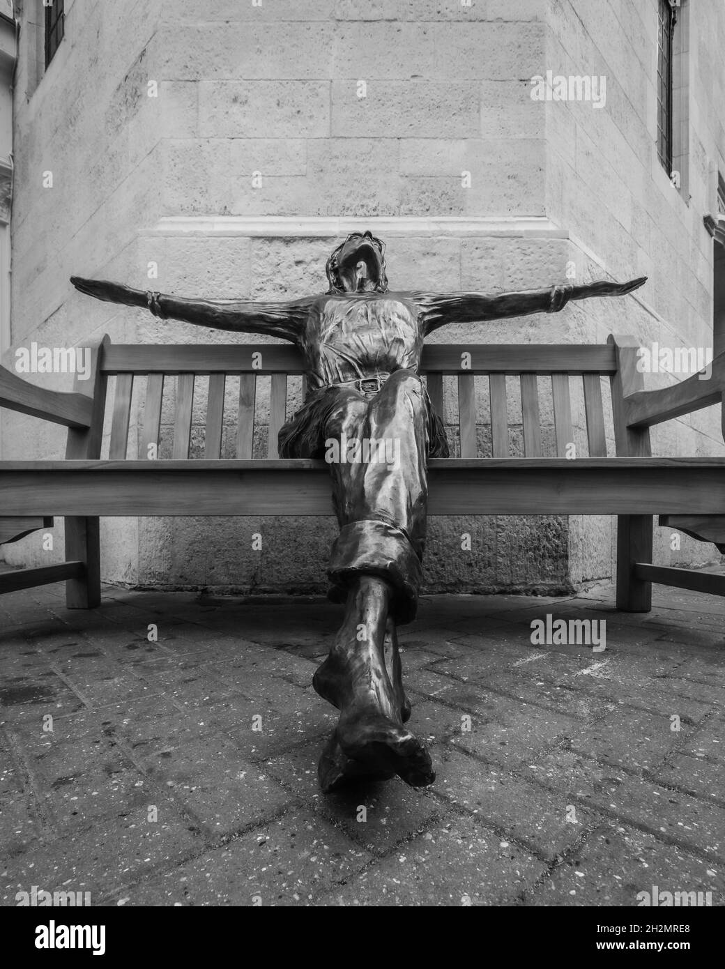 Eine Skulptur von John Lennon, ‘„Imagine“, die 2009 von dem berühmten Bildhauer, Dichter, Dramatiker, Texter, Schriftsteller und Schauspieler geschaffen wurde, Lawrence Holofcener Stockfoto