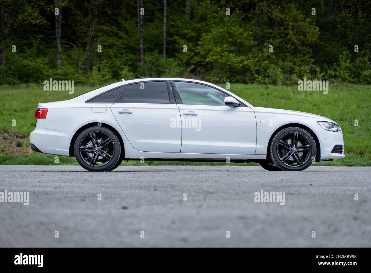 CLUJ, RUMÄNIEN - 15. Mai 2021: Ein rechtes Profil des Audi A6 des Jahres  2014 S-Line, weiß metallic lackiert und schwarze Felgen Stockfotografie -  Alamy
