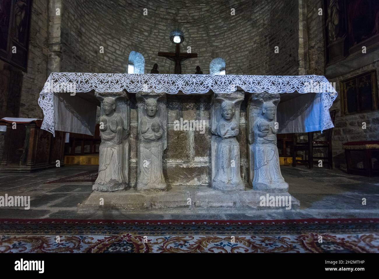 Skulptur von vier Aposteln auf dem Tisch, der den Altar der romanischen Kathedrale in Roda de Isabena präsidiert. Aragon, Spanien. Stockfoto
