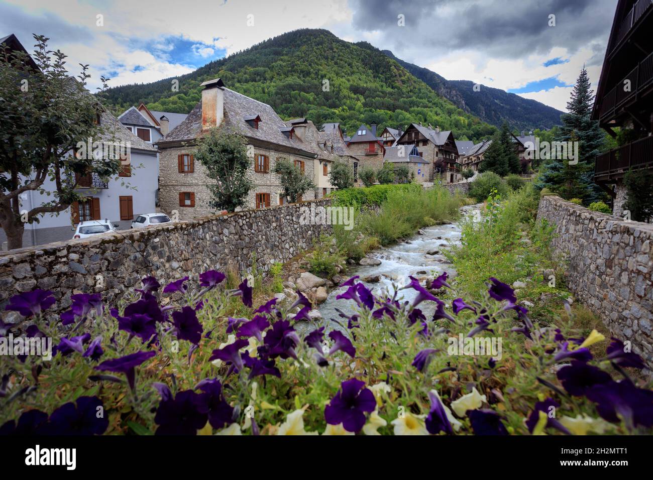 Das Dorf Arties im Aran-Tal. Die Pyrenäen. Katalonien. Spanien. Stockfoto