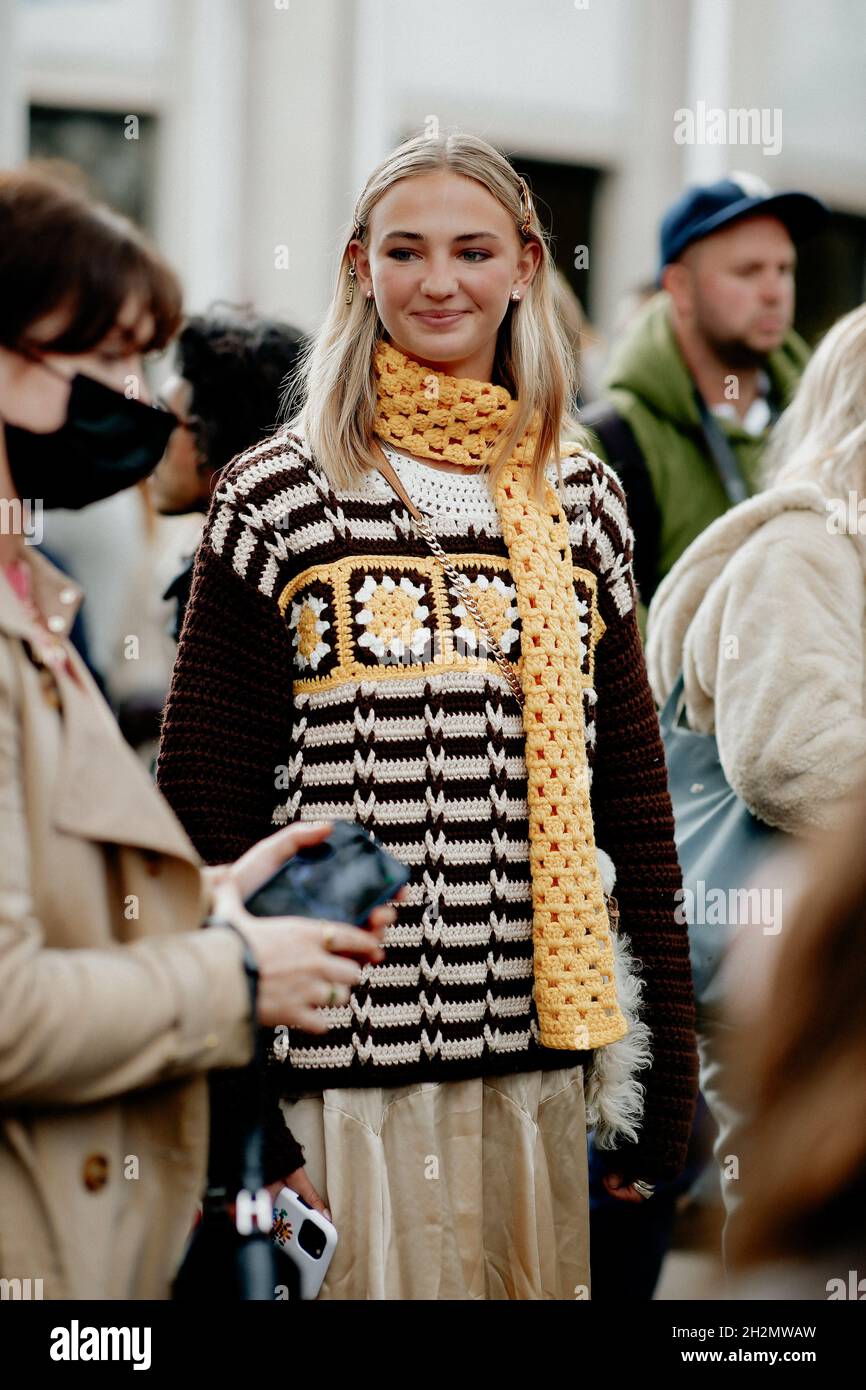 Street Style, Mia Regan bei der Ankunft in Miu Miu Spring Summer 2022 Show, die am 5. Oktober 2021 im Palais Iena, Paris, Frankreich, stattfand. Foto von Marie-Paola Bertrand-Hillion/ABACAPRESS.COM Stockfoto