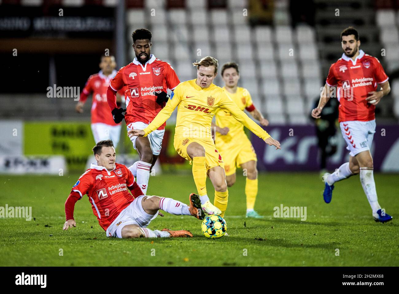 Vejle, Dänemark. Oktober 2021. Andreas Schjelderup (7) vom FC Nordsjaelland und Lukas Engel (8) von Vejle Boldklub beim 3F Superliga-Spiel zwischen Vejle Boldklub und FC Nordsjaelland im Vejle Stadion in Vejle. (Foto: Gonzales Photo/Alamy Live News Stockfoto