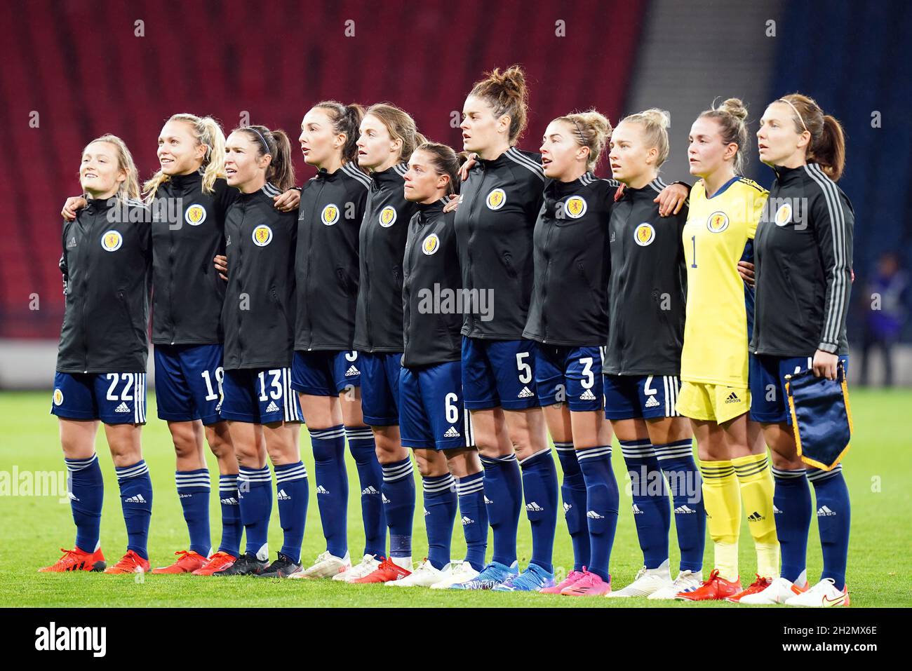 Schottlands (von links nach rechts) Erin Jacqueline Cuthebrt, Claire Emslie, Caroline Weir, Christy Louise Grimshaw, Lisa Robertson, Jen Beattie, Nicola Docherty, Rachel McLauchlan, Torhüter Lee Alexander und Rachel Corsie vor dem Start beim Qualifikationsspiel der FIFA Frauen-Weltmeisterschaft 2023 in Hampden Park, Glasgow. Bilddatum: Freitag, 22. Oktober 2021. Stockfoto