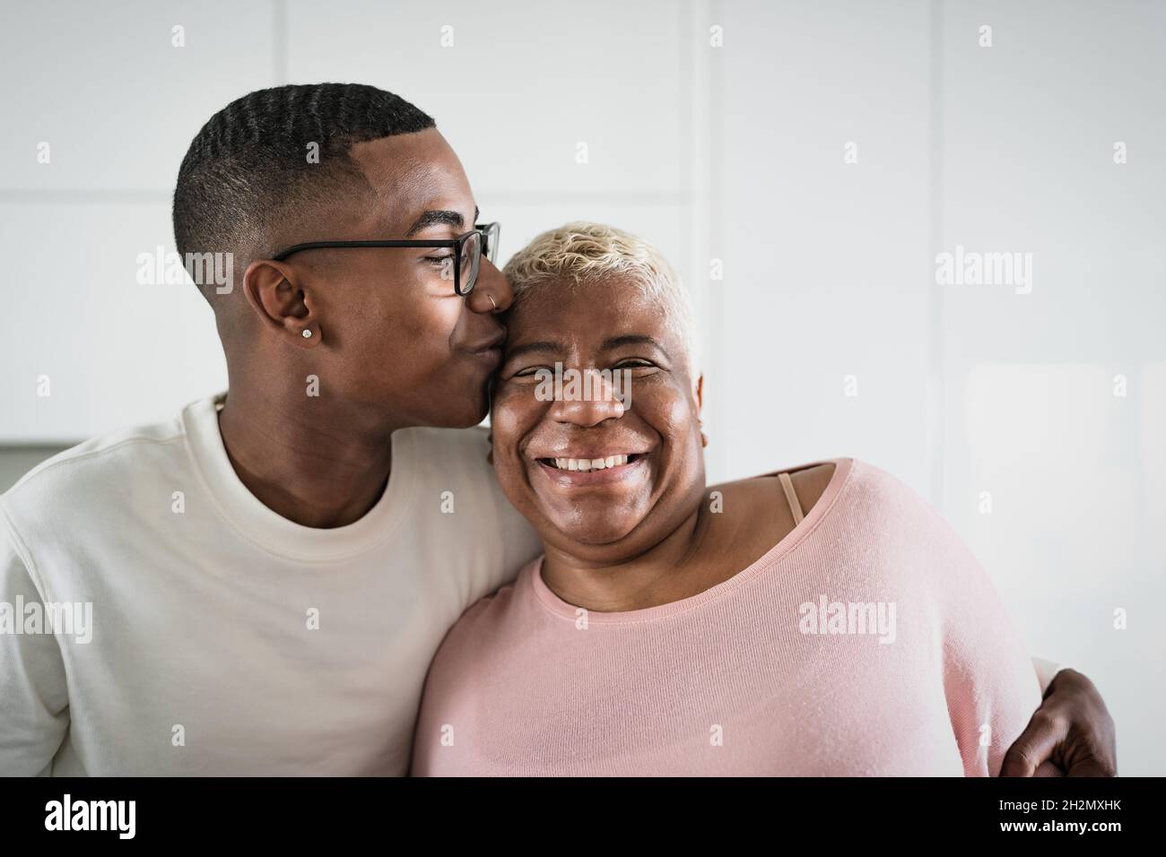 Happy hispanische Mutter und Sohn Porträt - Eltern Liebe und Einheit Konzept Stockfoto