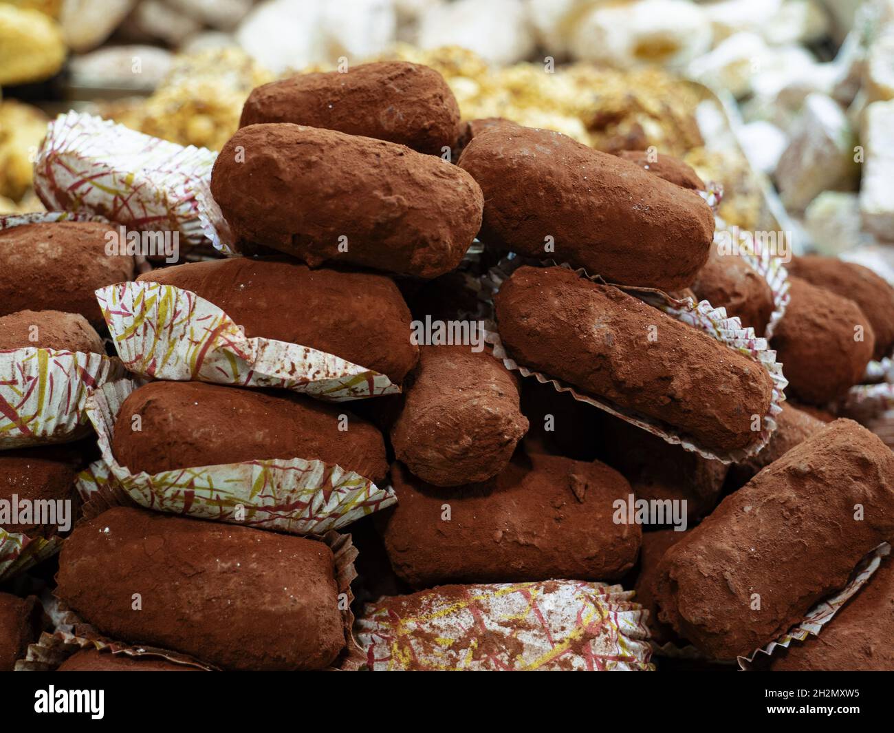 Köstliches Gebäck mit Kakao bedeckt Stockfoto