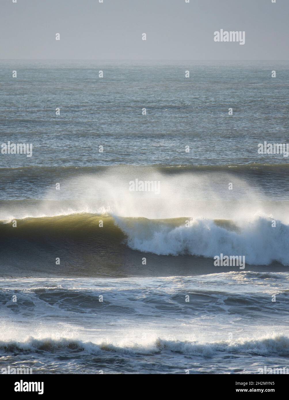 Starke Wellen am Croyde Beach - Croyde, Devon, Großbritannien Stockfoto