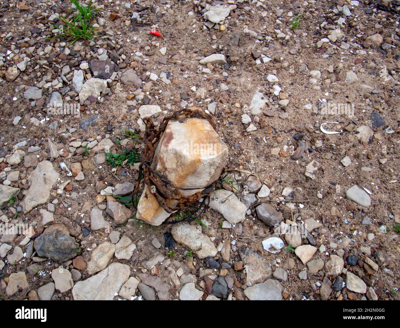 Anker aus großem Stein, im Sommer Stockfoto