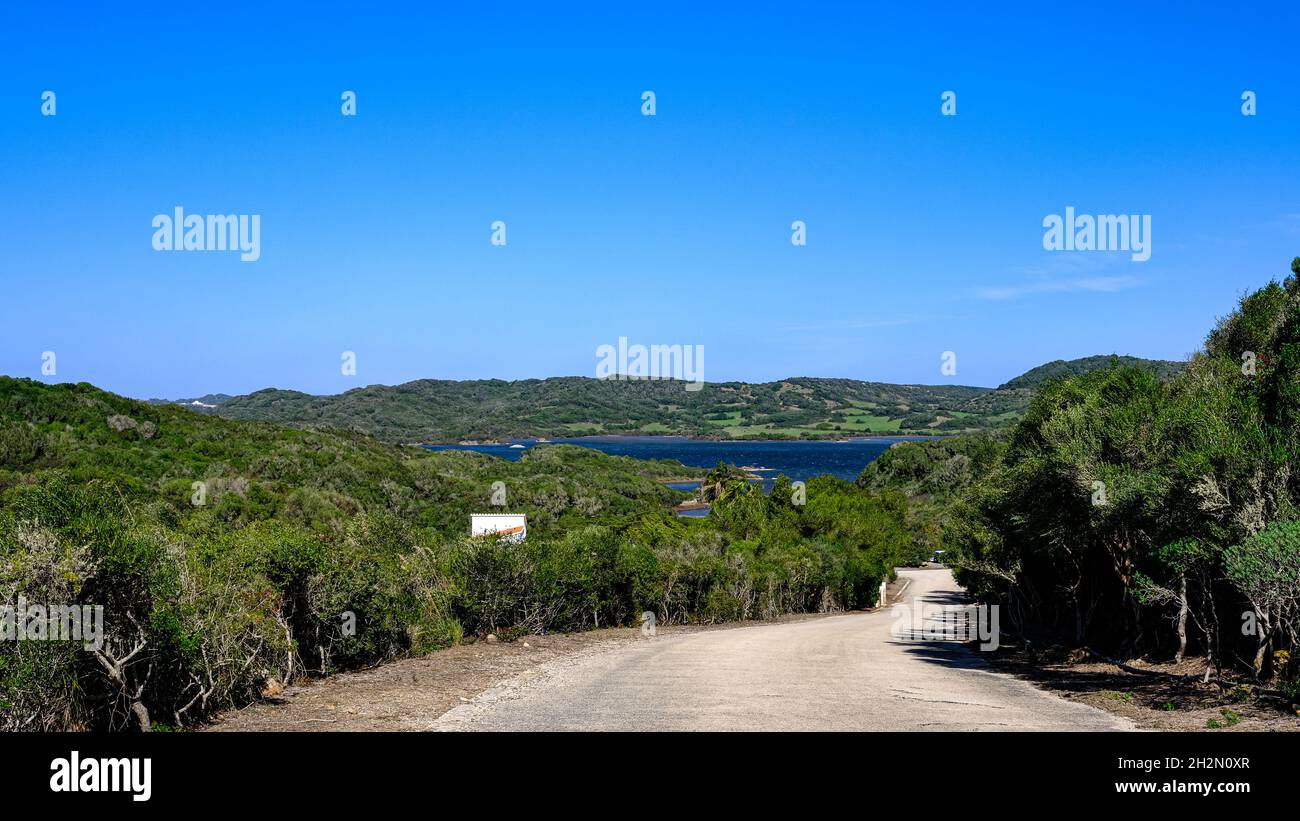 Parc Natural de s'Albufera des Grau, Menorca, Spanien. Straße und Blick auf die Lagune Stockfoto