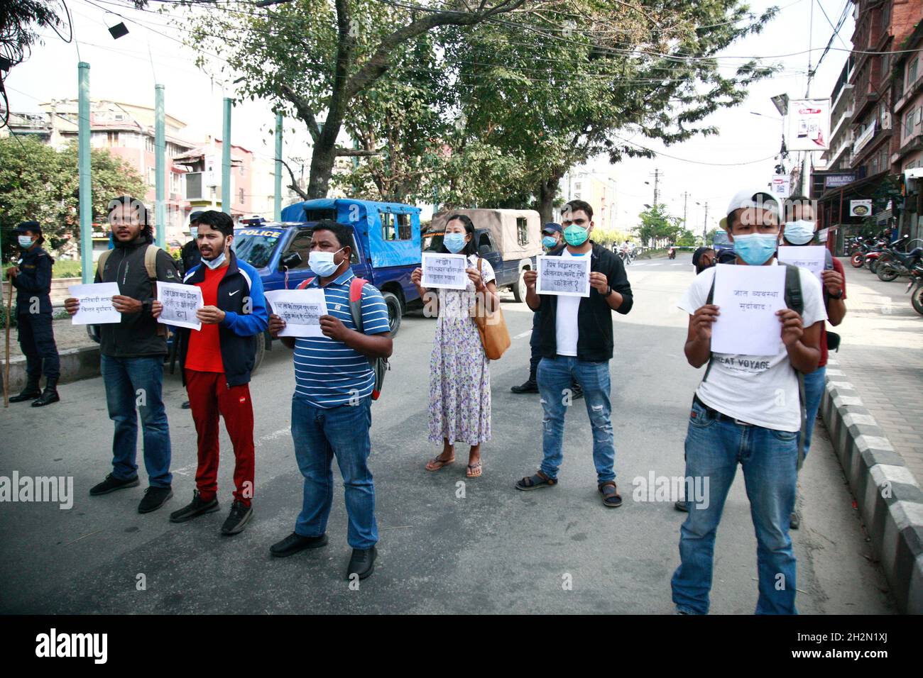 Kathmandu, Bagmati, Nepal. Oktober 2021. Aktivisten sind auf die Straße gekommen, um gegen die Tötung eines sogenannten Dalit in Chitwan zur Zeit von Dashain zu protestieren. Bhim Bahadur Bishwokarma, ein Bewohner von Chitwan, erlag Verletzungen, nachdem er von einer sogenannten höheren Kastengruppe geschlagen wurde, weil er den Tempel betreten hatte. Okt 23 2021 Credit: Amit Machamasi/ZUMA Wire/Alamy Live News Stockfoto