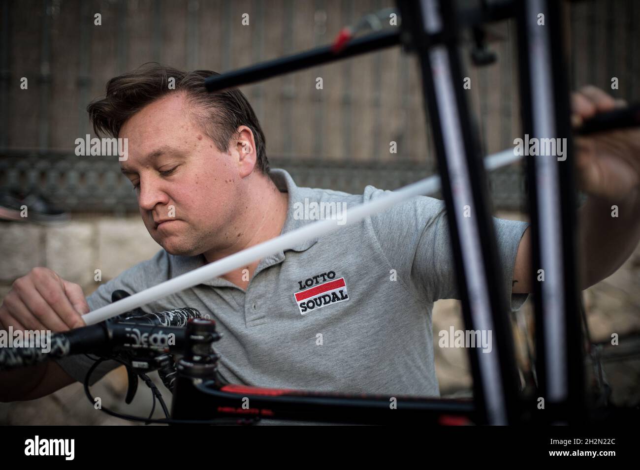 2016 Lotto Soudal Trainingslager auf Mallorca. Mechaniker, der präzise Messungen an den Fahrrädern macht. Stockfoto
