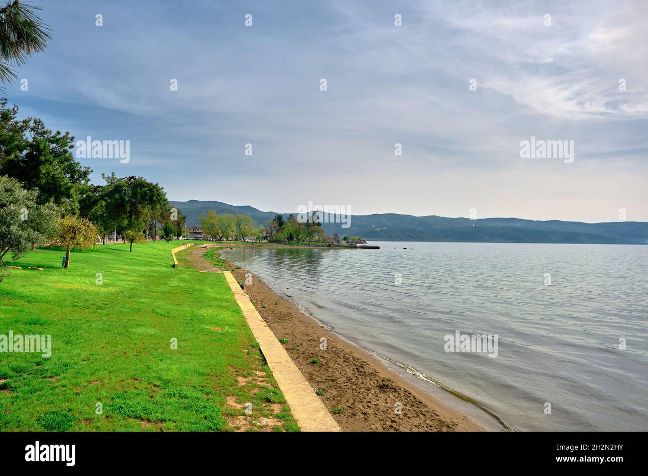 Ein Ufer und der Rand des Nicaea (iznik) See während des sonnigen Tages Stockfoto