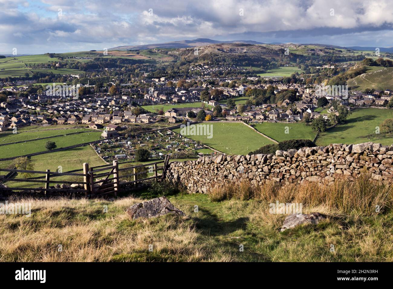 Blick über die kleine Landstadt Settle, in Ribblesdale, in den Yorkshire Dales. Am Horizont ist der Inglelorough-Gipfel zu sehen. Stockfoto