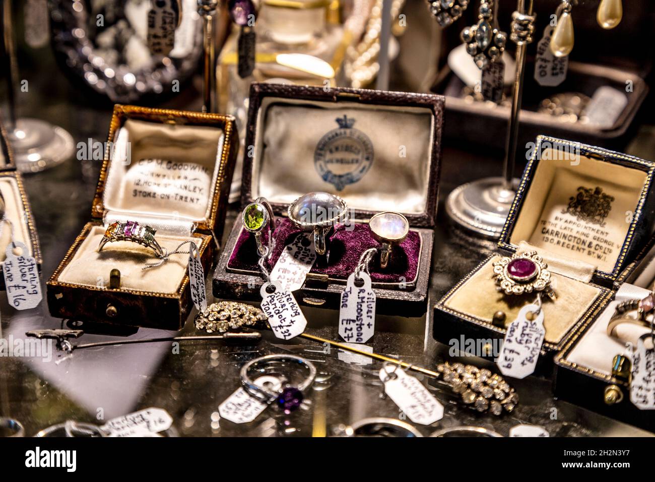 Vintage-Schmuck in einem Antiquitätengeschäft (Hampton Court Emporium, East Molesay, Großbritannien) Stockfoto