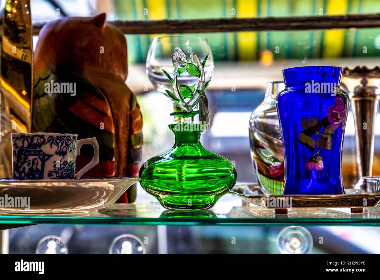Glaswaren und Vasen in einem Antiquitätengeschäft (Hampton Court Emporium, East Molesay, UK) Stockfoto