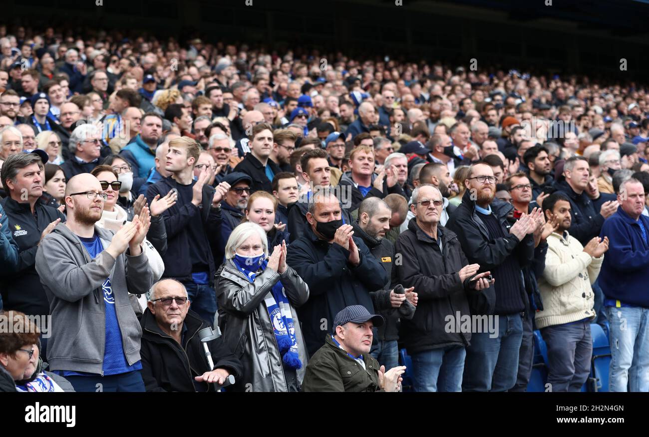 London, Großbritannien. Oktober 2021. Der ehemalige stellvertretende Vorsitzende Matthew Harding, der gestern vor 24 Jahren starb, erinnerte sich an die Chelsea-Fans während des Spiels der Premier League in Stamford Bridge, London. Bildnachweis sollte lauten: Paul Terry / Sportimage Kredit: Sportimage/Alamy Live News Stockfoto