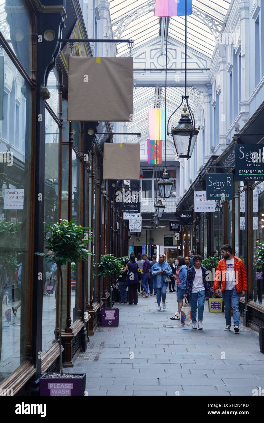 Die viktorianischen Einkaufspassagen im Stadtzentrum von Cardiff sind beliebte Indoor-Einkaufsstraßen mit individuellen und individuellen Merkmalen Stockfoto