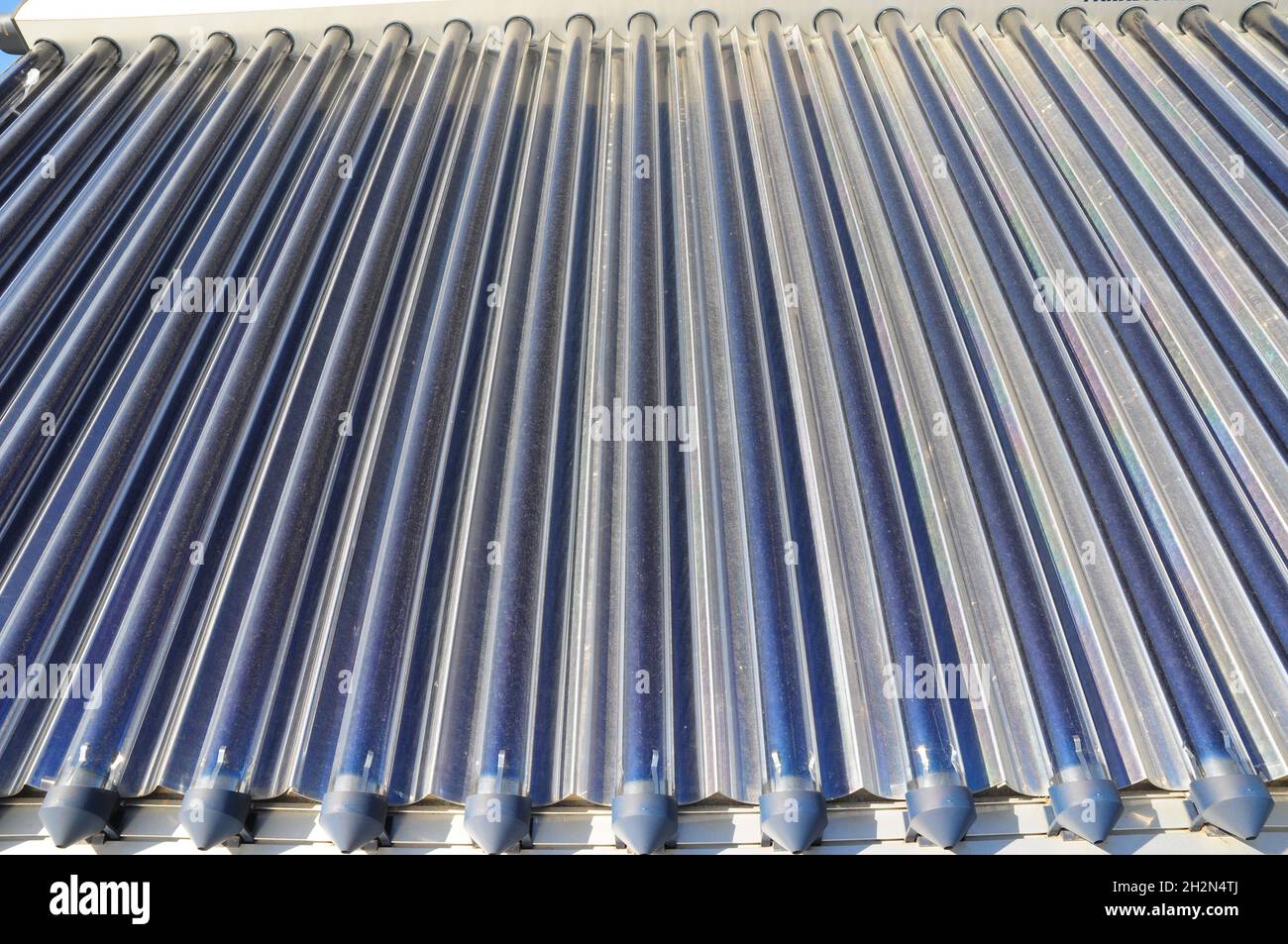 Moderner Solar Water Heater als Hintergrund mit Copy Space. Solar-Wasser-Panel-Heizung. Stockfoto