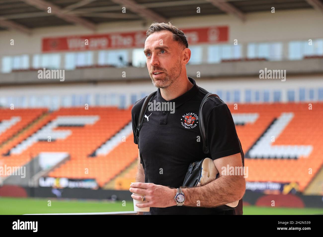 Richard Keogh #26 von Blackpool kommt in der Bloomfield Road vor dem Derby Lancashire an Stockfoto