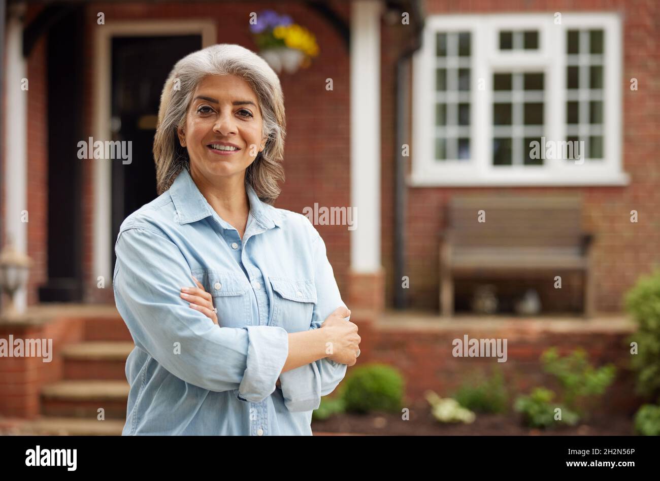 Portrait von reife Frau stehen im Garten Vor der Traumhaus auf dem Land Stockfoto