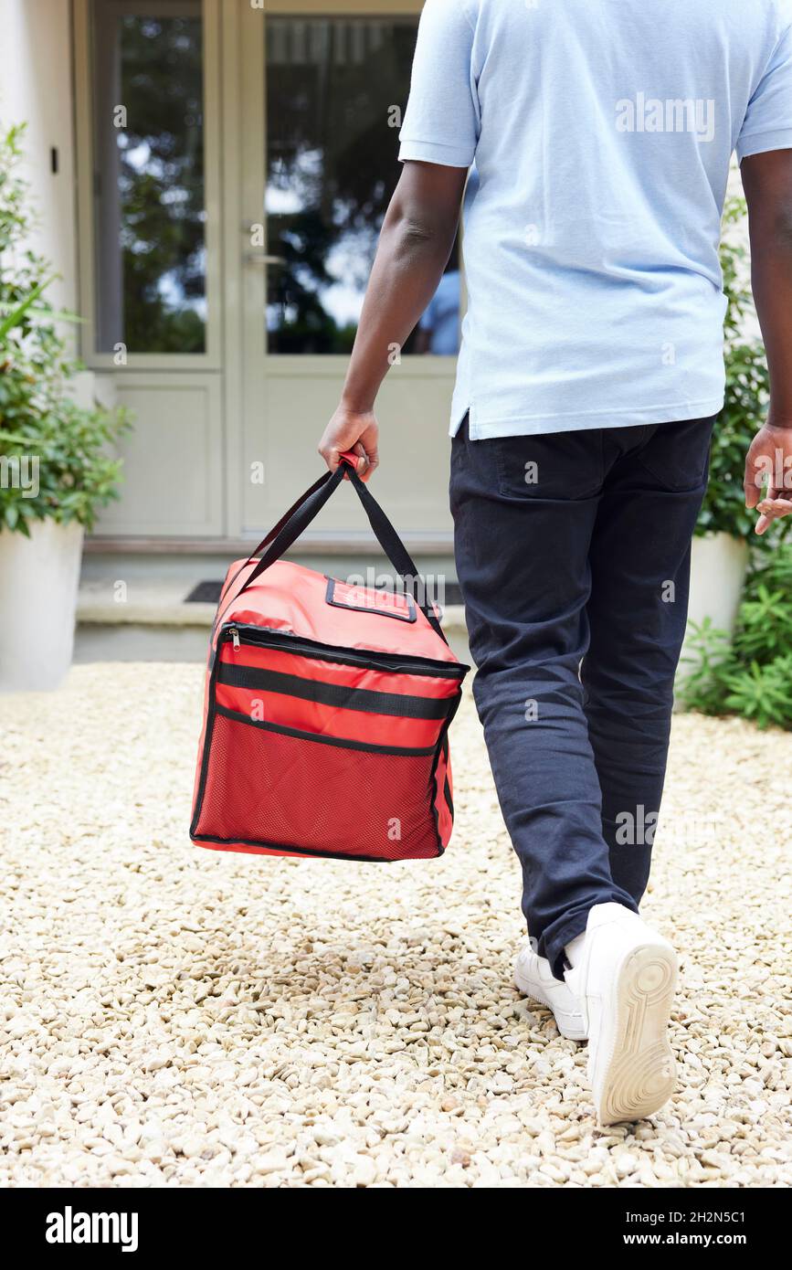 Nahaufnahme Der Rückansicht Des Gig Economy-Fahrers, Der Die Bestellung Von Lebensmitteln Im Online-Takeaway An Das Haus Liefert Stockfoto