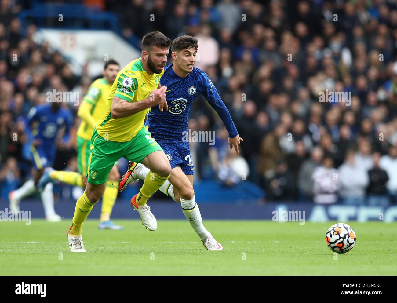 London, Großbritannien. Oktober 2021. Grant Hanley aus Norwich City und Kai Havertz aus Chelsea während des Premier League-Spiels in Stamford Bridge, London. Bildnachweis sollte lauten: Paul Terry / Sportimage Kredit: Sportimage/Alamy Live News Stockfoto