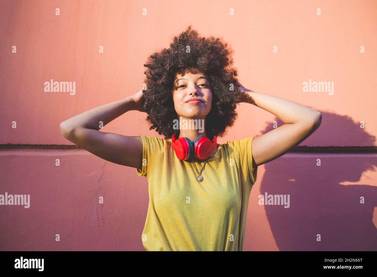 Porträt von selbstbewussten jungen Frau mit Afro-Frisur Stockfoto
