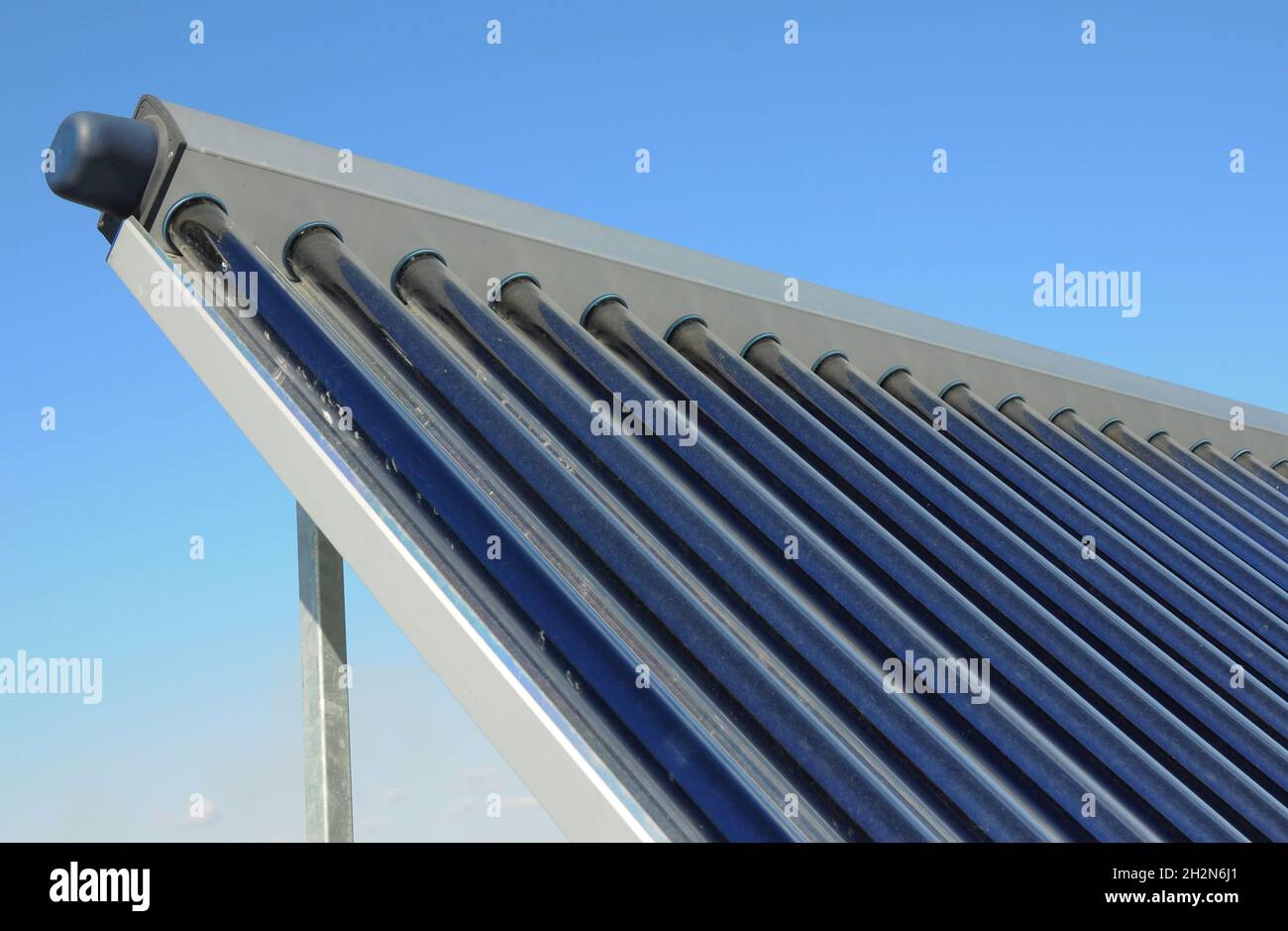 Modernes Hausdach mit Solar Water Heater, Sonnenkollektoren. Solar-Wasser-Panel-Heizung. Energiesparkonzept. Stockfoto