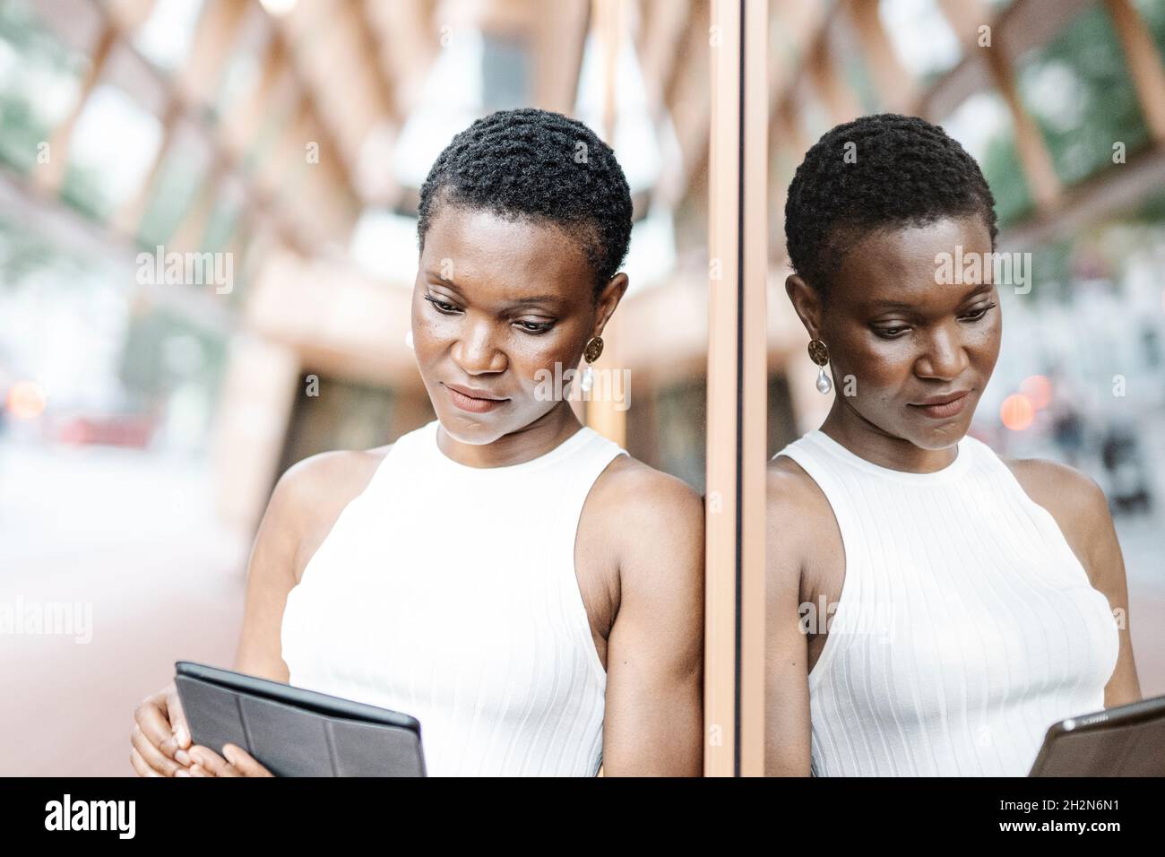 Glückliche Frau mit mittlerem Erwachsenen und kurzen Haaren Stockfoto