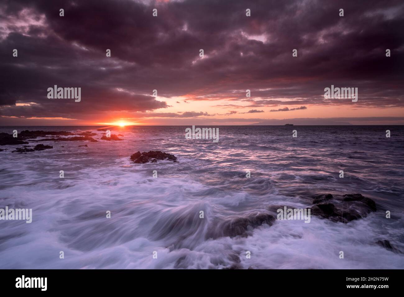 Küstenlandschaft bei dramatischem Sonnenuntergang Stockfoto