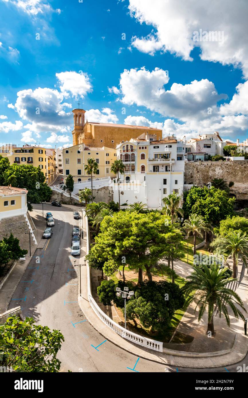 Spanien, Balearen, Mahon, Blick auf den Parc Rochina im Sommer mit Casa mir und Esglesia de Santa Maria de Mao im Hintergrund Stockfoto