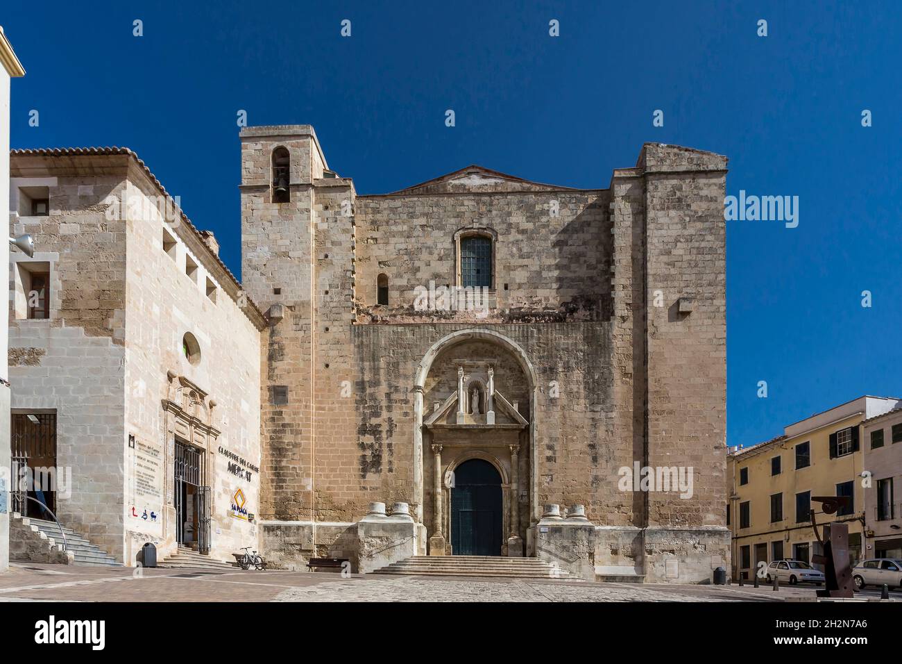 Spanien, Balearen, Mahon, Fassade der Kirche Nostra Senyora del Carme im Sommer Stockfoto