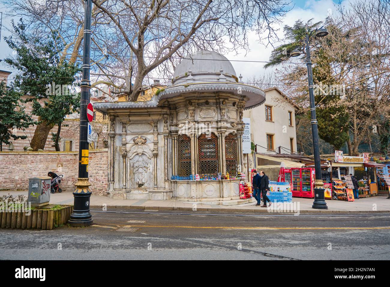 Ecke des ottomanischen Architekturgebäudes in der Nähe des topkapi Palastes und Eingang zum gulhane Park. Kleiner Laden und Gemüsehändler Stockfoto